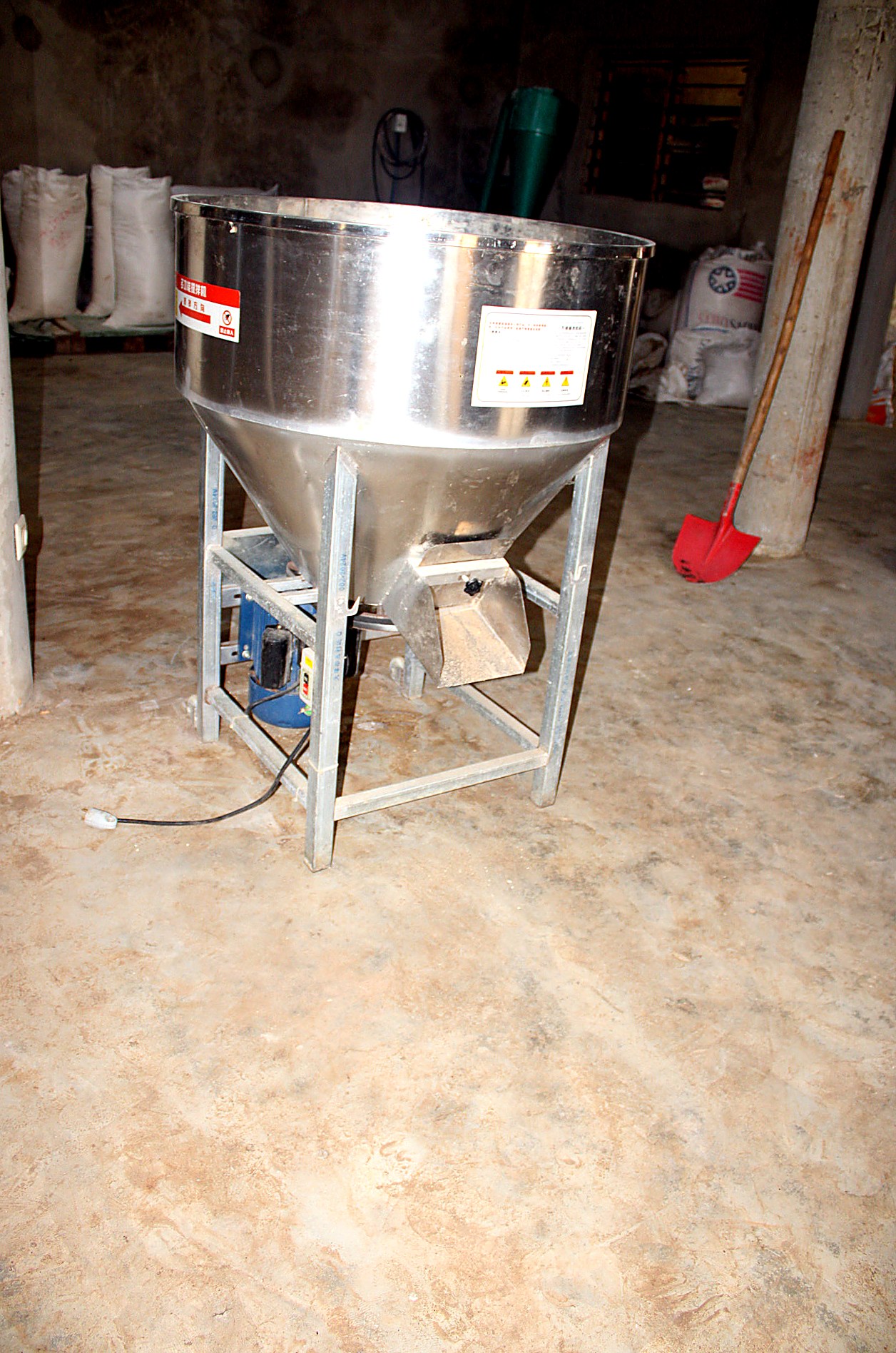 Machine de production d'aliments pour poissons — AZON DODE