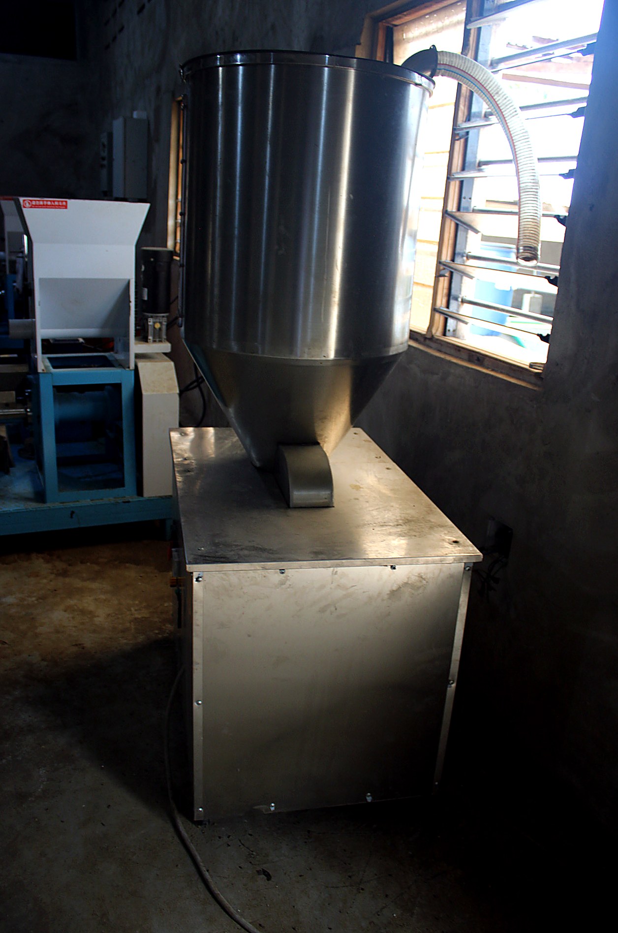 Machine de production d'aliments pour poissons — AZON DODE