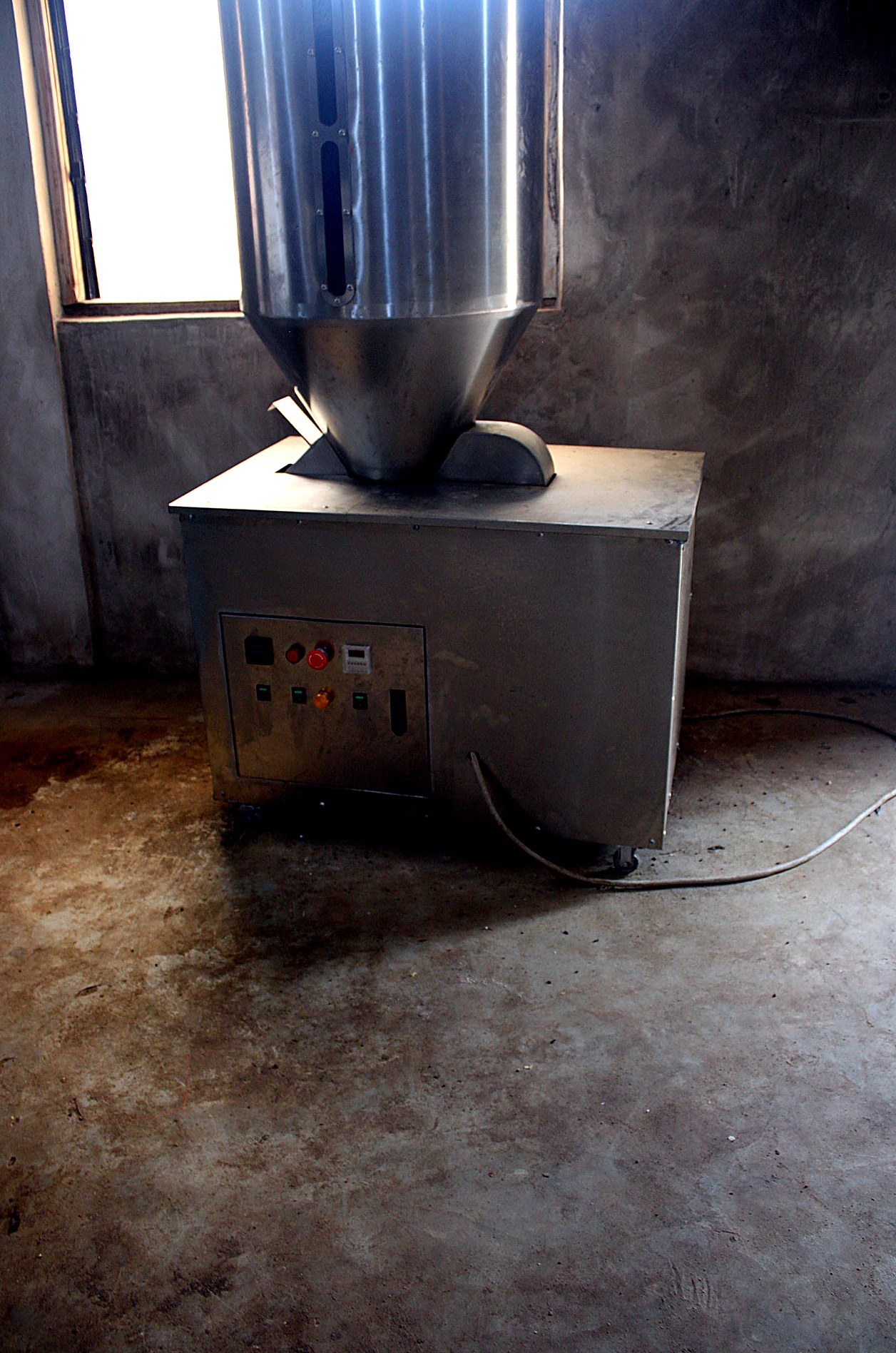 Machine de production d'aliments pour poissons — AZON DODE
