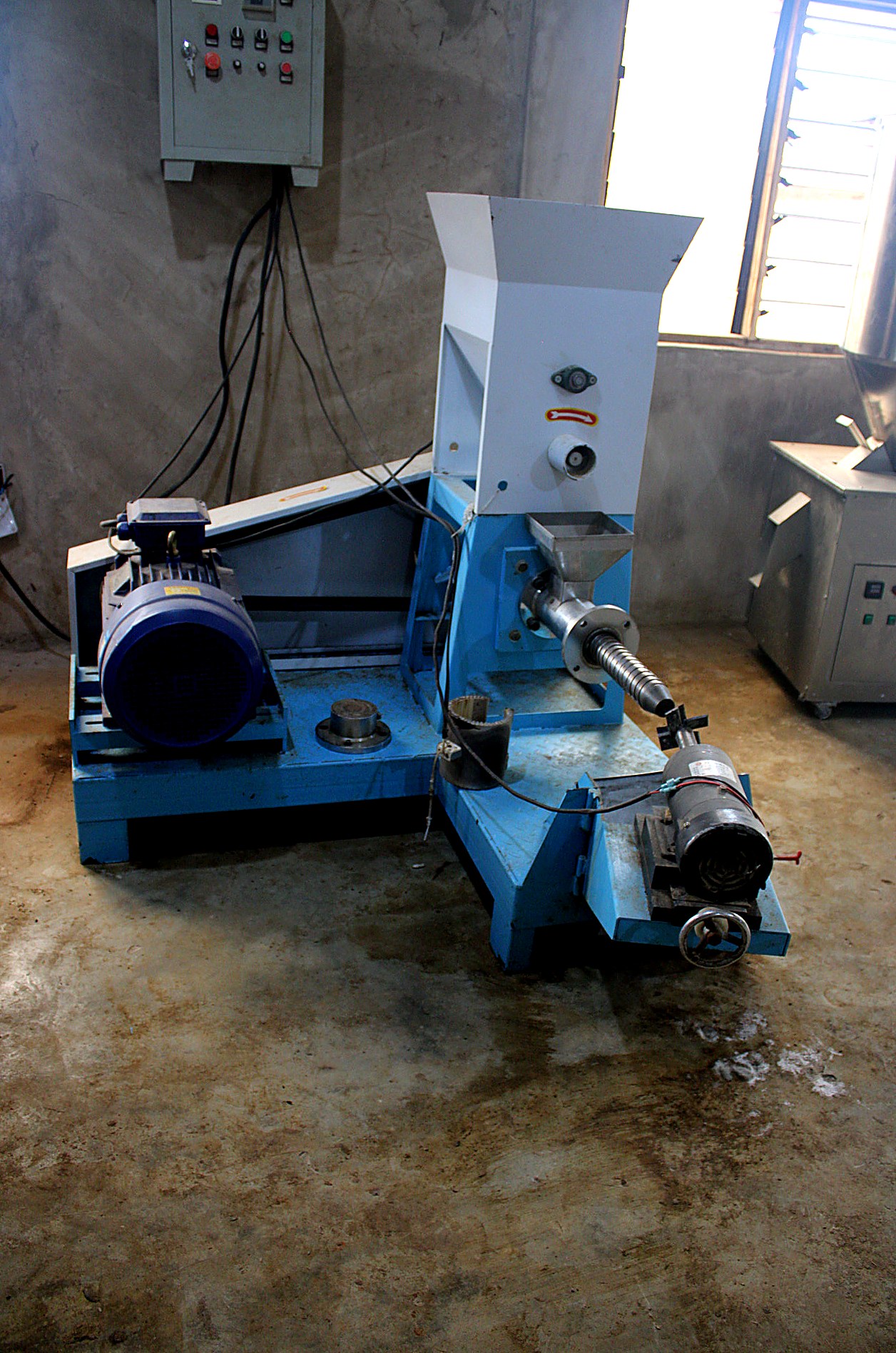 Machine de production d'aliments pour poissons — AZON DODE