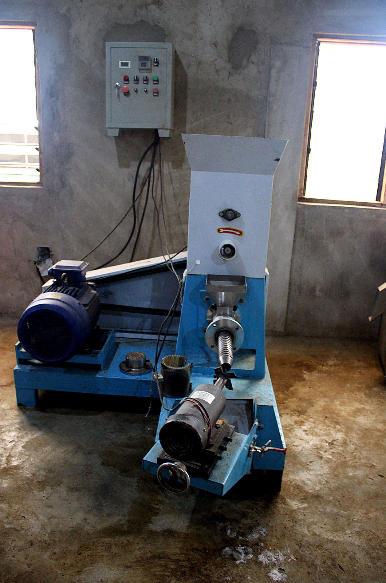 Machine de production d'aliments pour poissons — AZON DODE