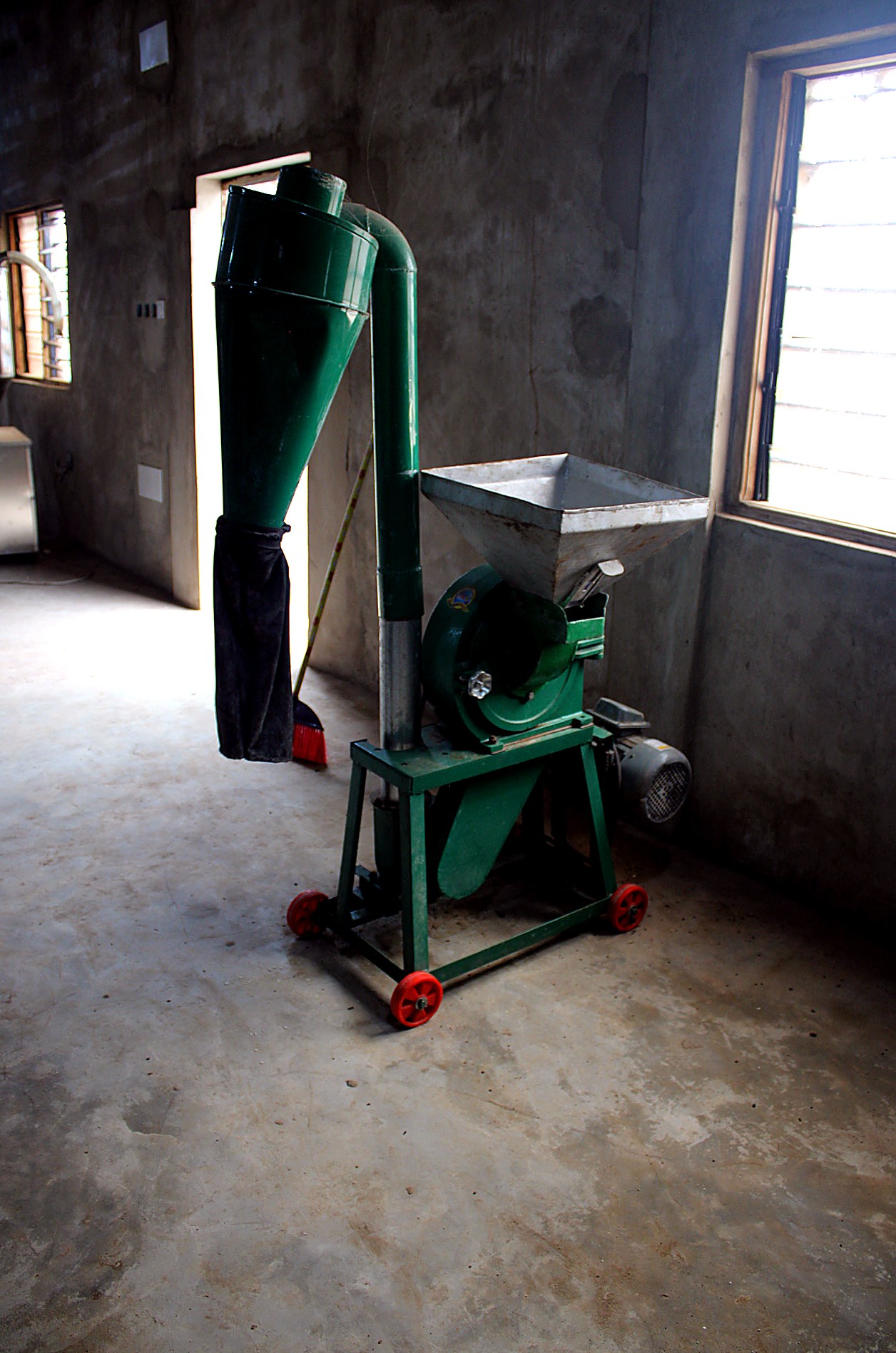 Machine de production d'aliments pour poissons — AZON DODE