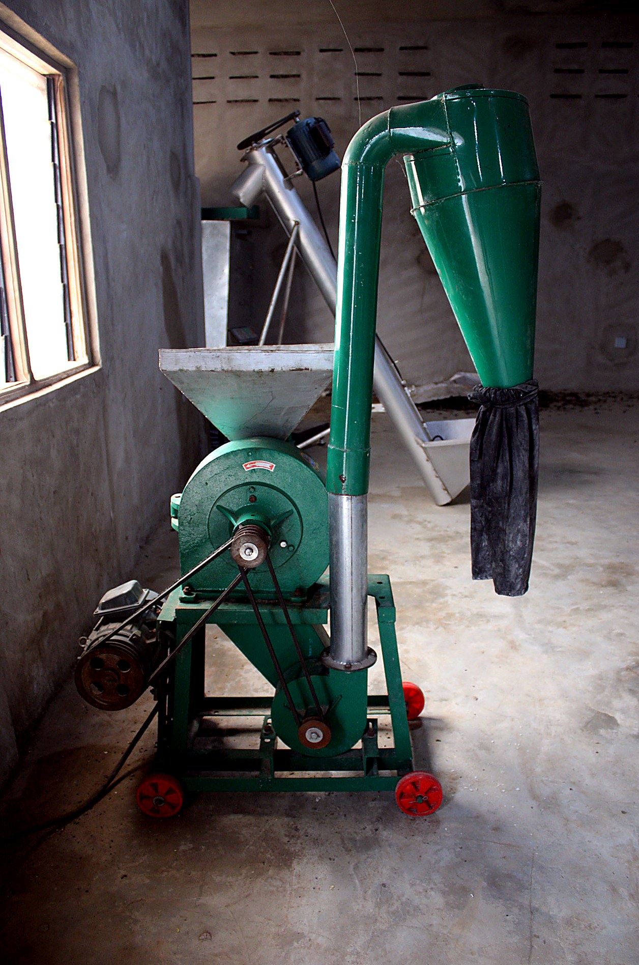 Machine de production d'aliments pour poissons — AZON DODE