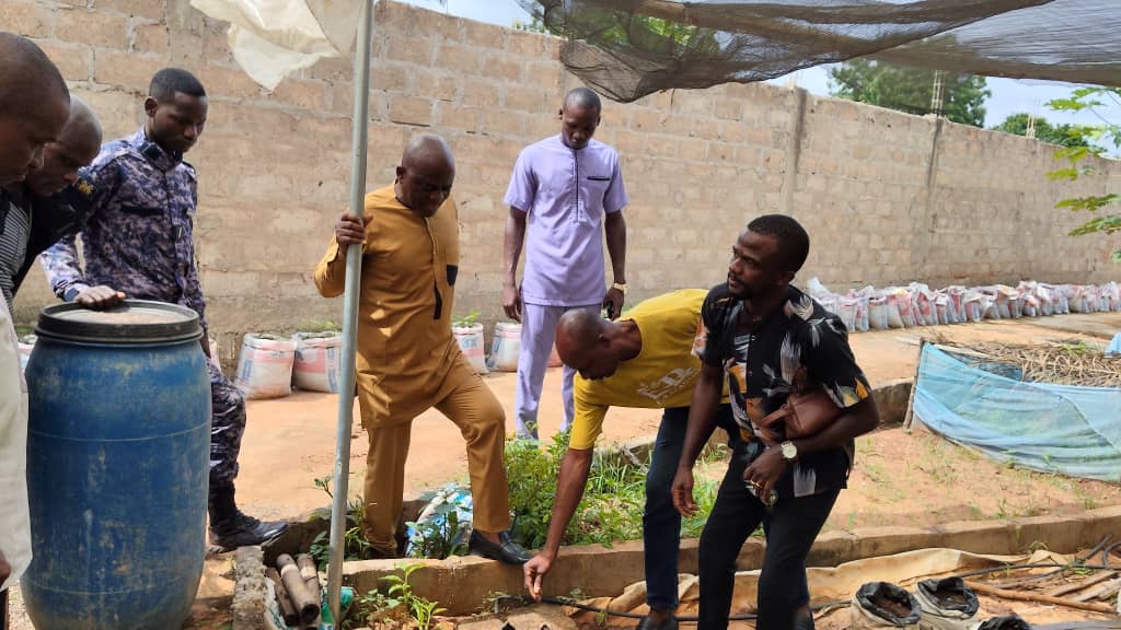 Visite du préfet de l'Avé, M. Awu Kossi — AZON DODE